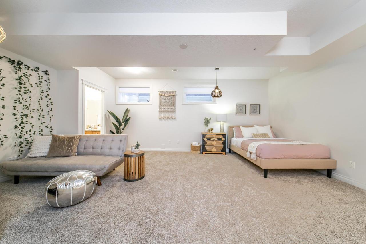 Bali Style - King Bed - Fireplace - Jacuzzi - Fast Wi-fi - Free Netflix & Garage Parking