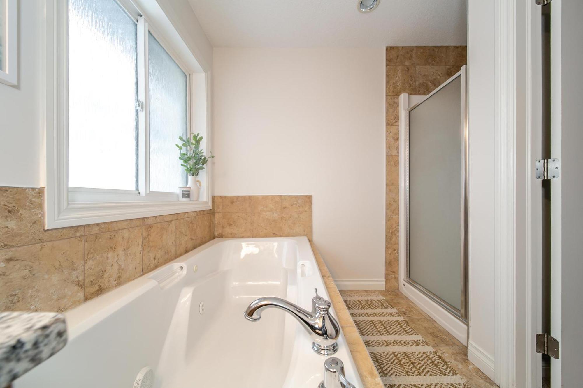 Bali Style - King Bed - Fireplace - Jacuzzi - Fast Wi-fi - Free Netflix & Garage Parking Holiday home
