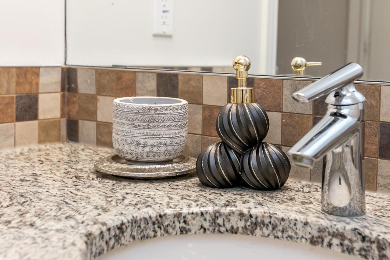 Bali Style - King Bed - Fireplace - Jacuzzi - Fast Wi-fi - Free Netflix & Garage Parking Holiday home Edmonton